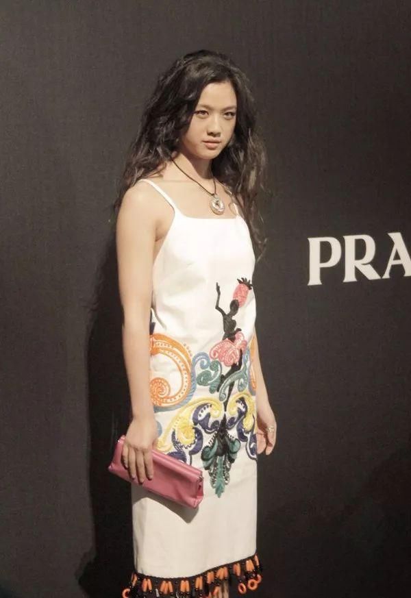 女星穿prada大放光彩，但巩俐和章子怡都败给了她