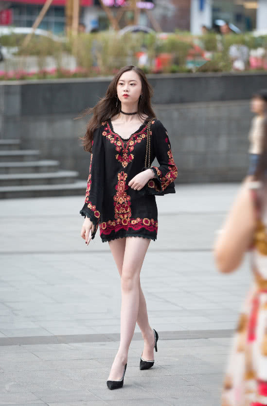 牛仔热裤小姐姐，纤细的腰肢，尽情展示高挑挺拔的身材！