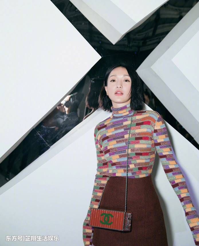 当30岁毛晓彤与44岁周迅撞衫，终于见识到什么是真正的好身材