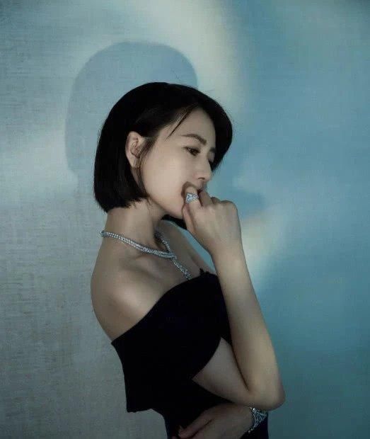 高圆圆不愧为“直男斩”，全身上下只穿一件小衣服，让人彻底沦陷