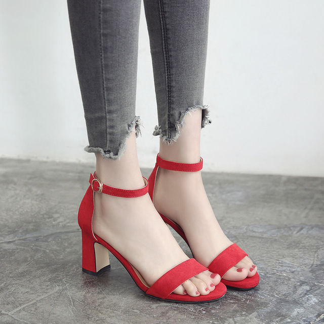 穿这样的高跟凉鞋，女人味十足，特别能把你的性感展现出来