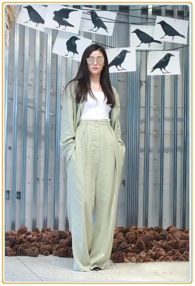 当何穗和全智贤同穿绿色阔腿裤,才知道超模腿和明星腿差距有多大