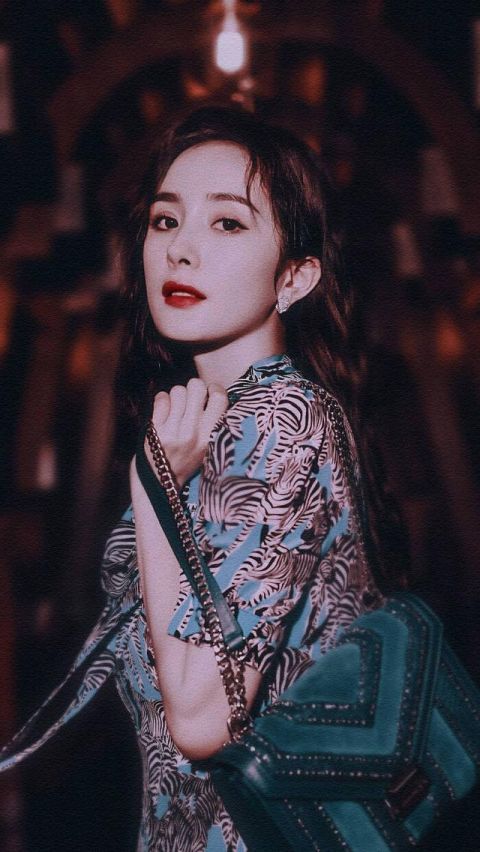  『纷纷』出门拍照，明星们纷纷穿上碎花裙了，你怎能没有呢？