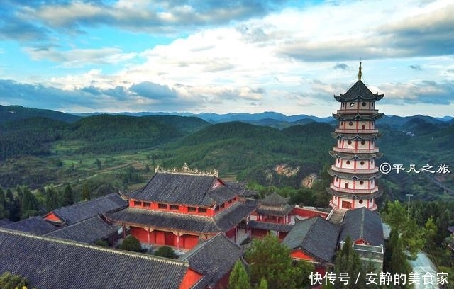 贵州这座建在山顶的寺庙，风景很美，平时一般都没有游客