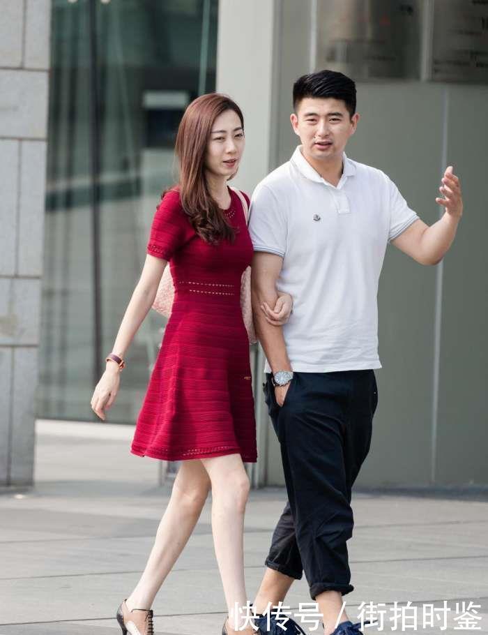 路人街拍:高颜值小姐姐穿着清凉又时尚,走在街上随性而洒脱!