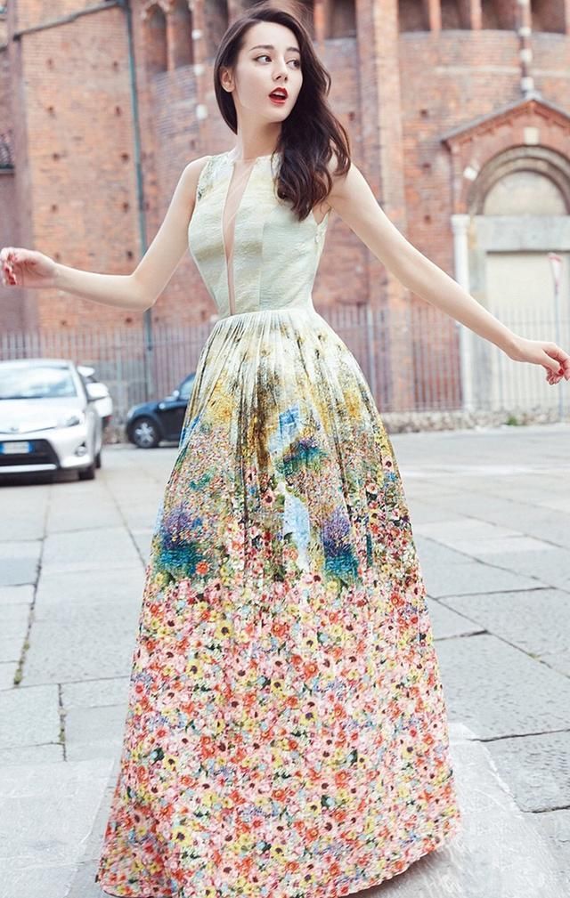 26岁迪丽热巴真厉害，上半身那条缝开得太长了，网友：这身材绝了