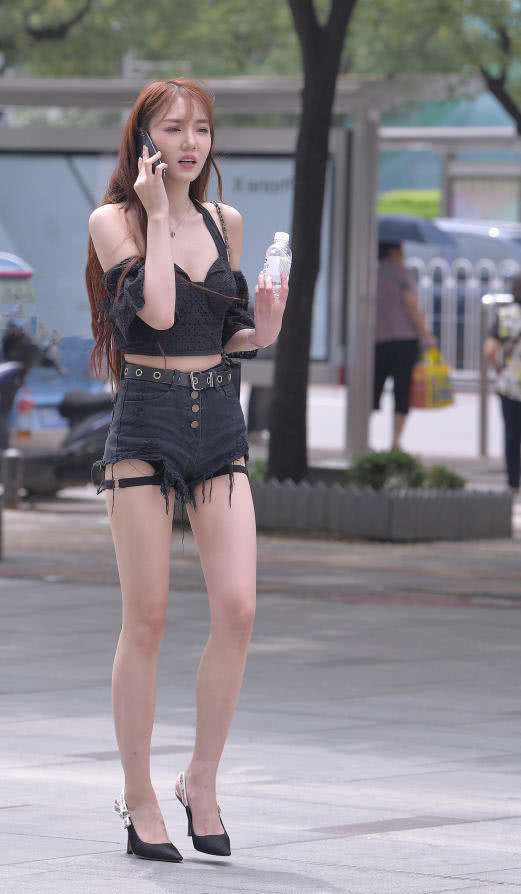 知性小姐姐牛仔短裤大秀筷子腿，两根带子很霸气但总觉得少点什么