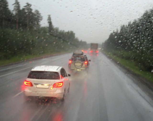  【学问】为什么老司机雨天跑高速这么做？新手注意，这里面大有