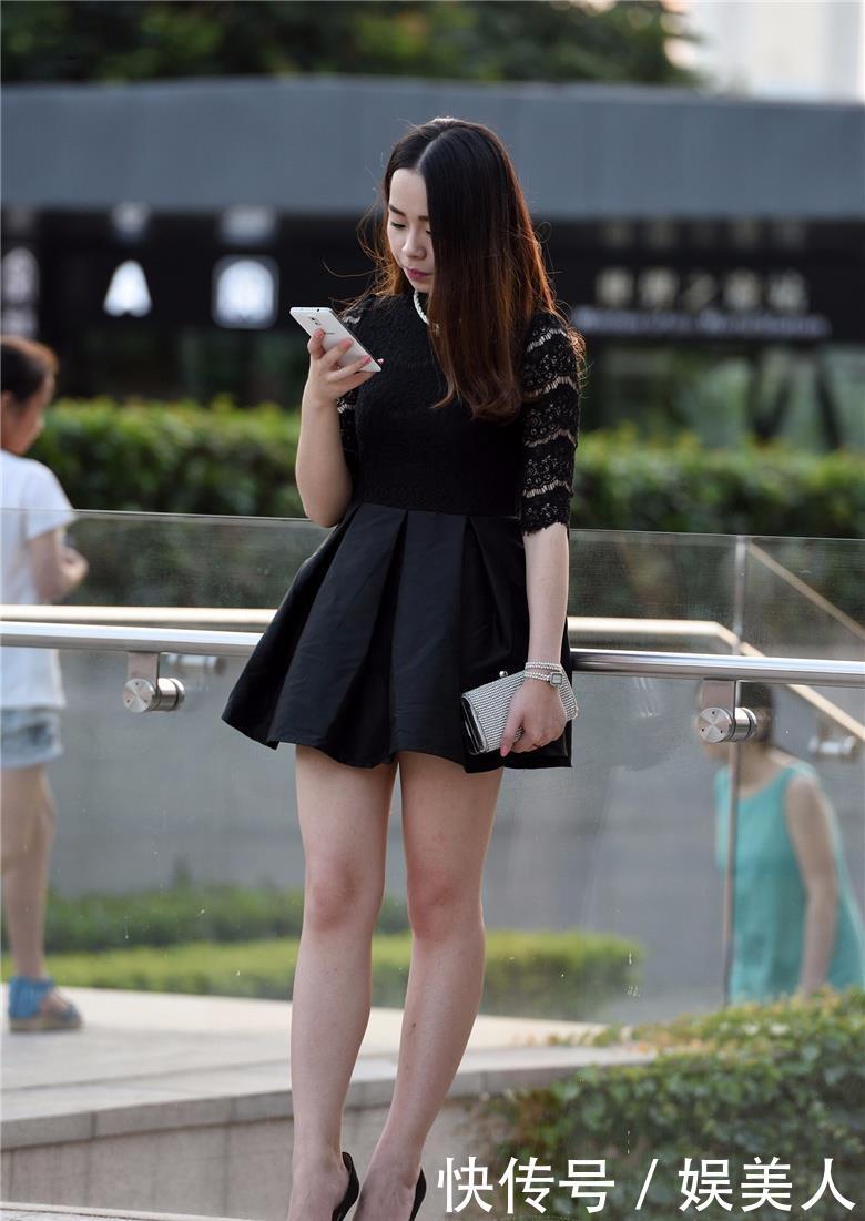 #穿着#街拍:爱笑的人是最有魅力的,小姐姐的穿着十分的简单