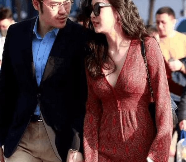 街拍:小姐姐身材傲人,完美驾驭了深V连衣裙