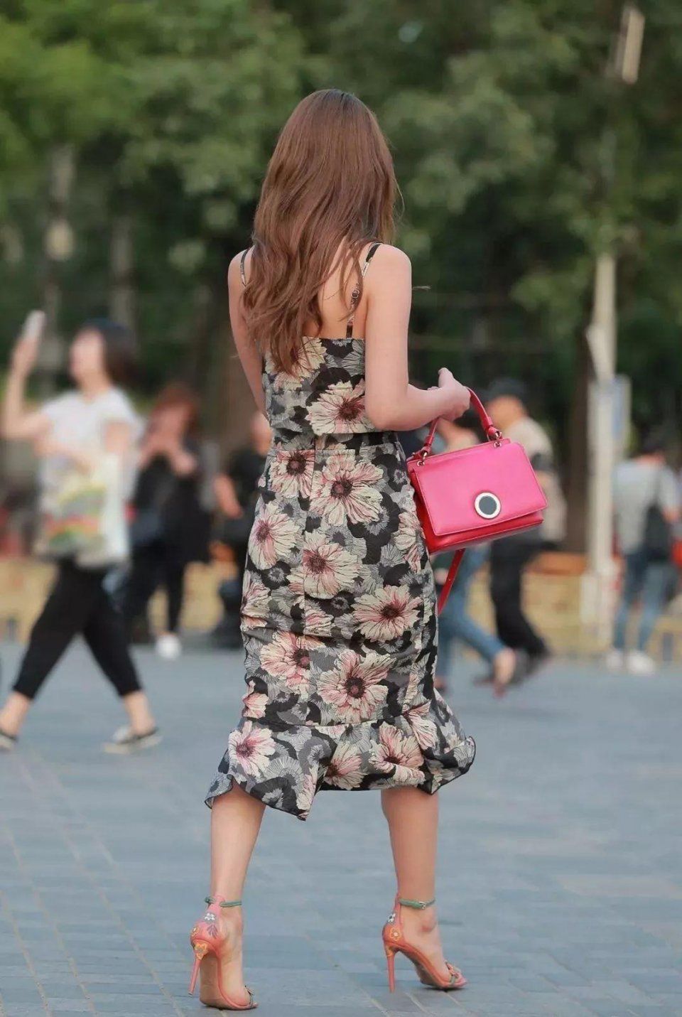 吊带花瓣连衣长裙搭配褐色高跟鞋，小脸嘟嘟可爱女神