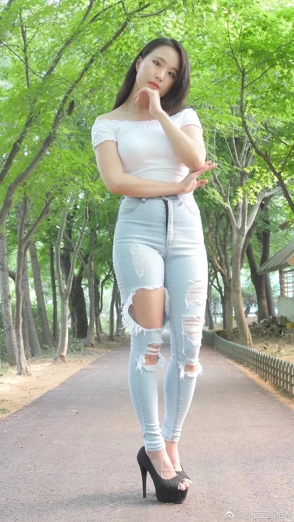 姐姐肉嘟嘟的身材穿着牛仔裤好俏啊！兄弟们的子弹上膛了没？