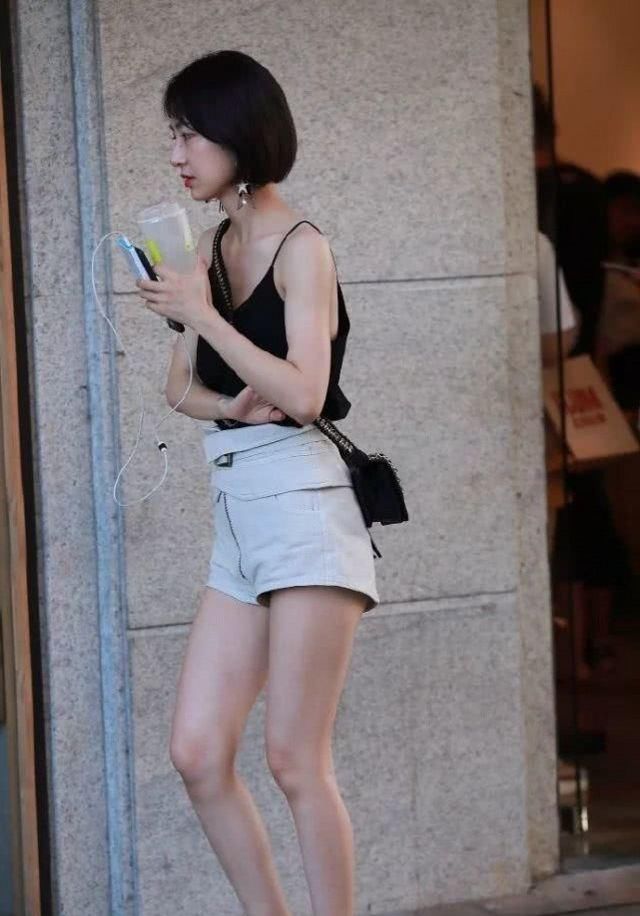  『气质』路人街拍，姑娘蓝色牛仔裤搭配黑色休闲衫，清凉迷人