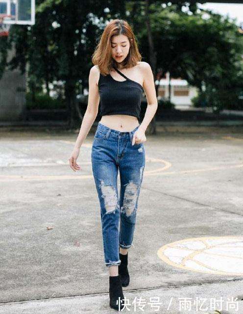 黑上衣搭配紧身的牛仔裤, 好身材特性感