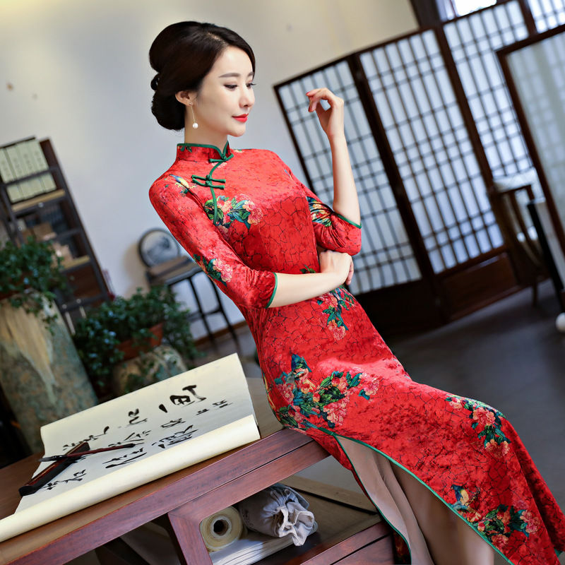 身材好的70女人，别穿毛衣裙，穿秋季旗袍，举手投足都无比迷人