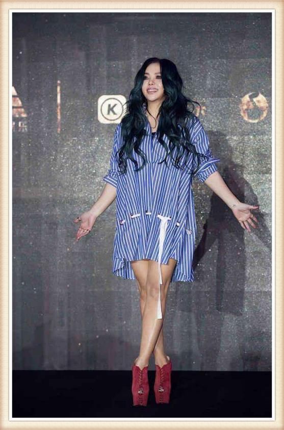 46岁张惠妹现身机场，穿宽松衬衫丝毫不显腰身，可小腿是真的细！