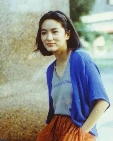  「合照」林青霞的穿搭，时髦了40年，网友：和胡因梦合照的那套，真不错