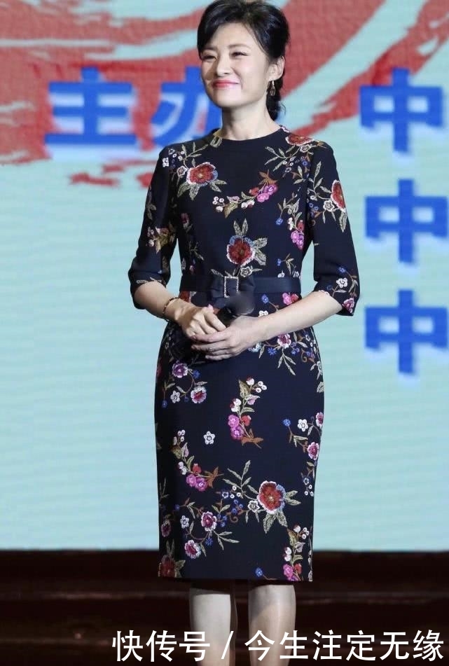 『设计使得』著名主持人周涛真会穿,穿刺绣印花连衣裙高级优雅,显东方女性美