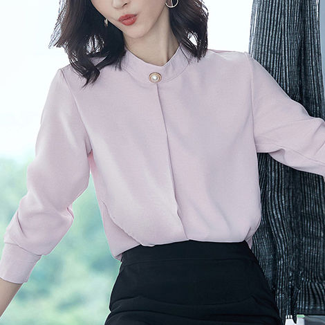 我滴天，53岁姨妈也太时髦了，秋天穿小衫配短裙，美嫩赛90后