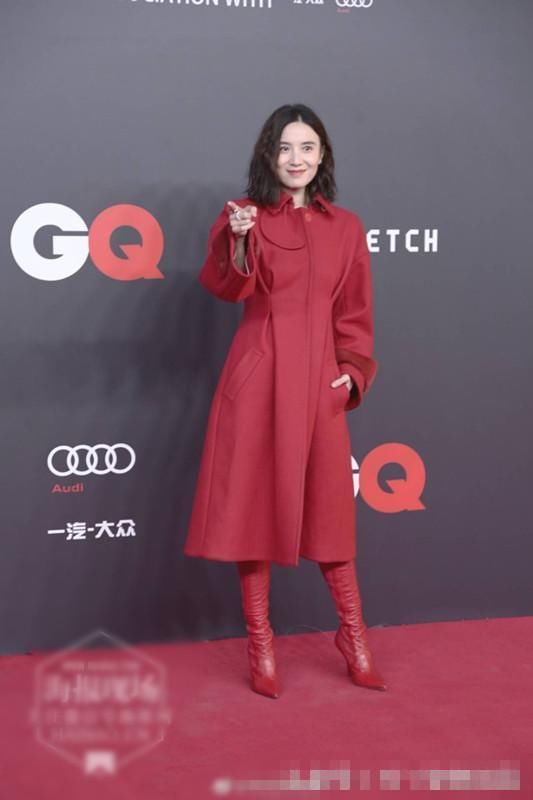 宋佳一身大红色走红毯，网友:终于见识了行走的“麻辣小龙虾”