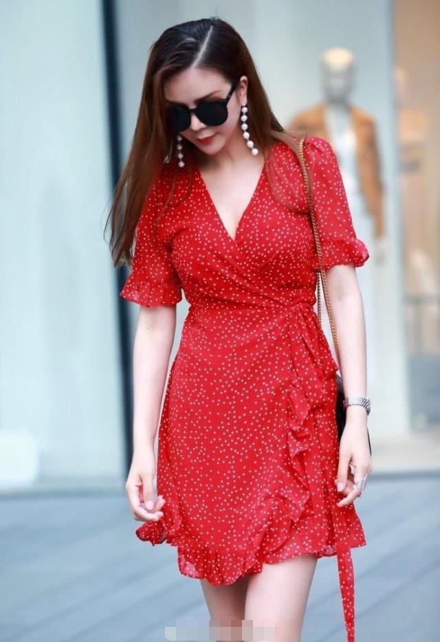 甜美可爱的裸色长裙小姐姐秀出白嫩肌肤，脸上洋溢着柔美的笑容!