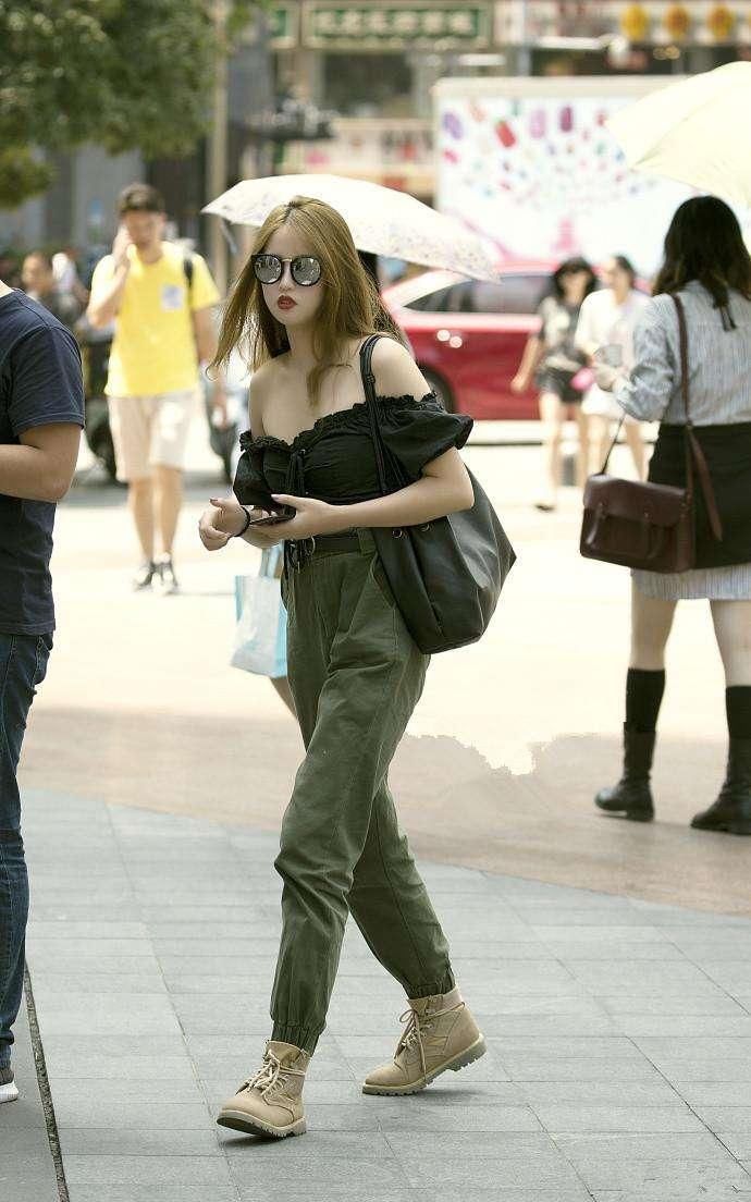 小姐姐第一眼看上去非常的顺眼,身材匀称,面容也很温柔!