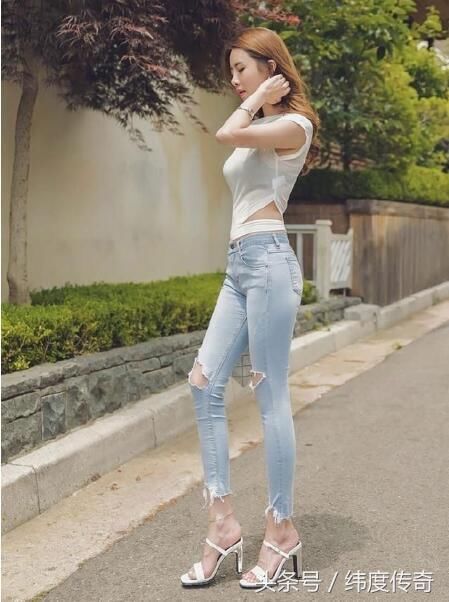 时尚穿搭,紧身牛仔裤有自然美的同时还很彰显自己的个性