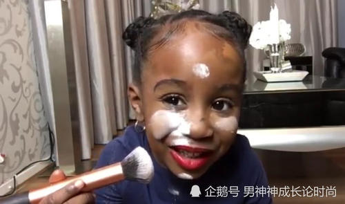4岁小姑娘教化妆，手法娴熟根本不像是第一次化，网友：可爱的想