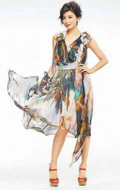 贾静雯太拼了！这种裙子也敢穿，网友：自以为捡便宜修杰楷尴尬了