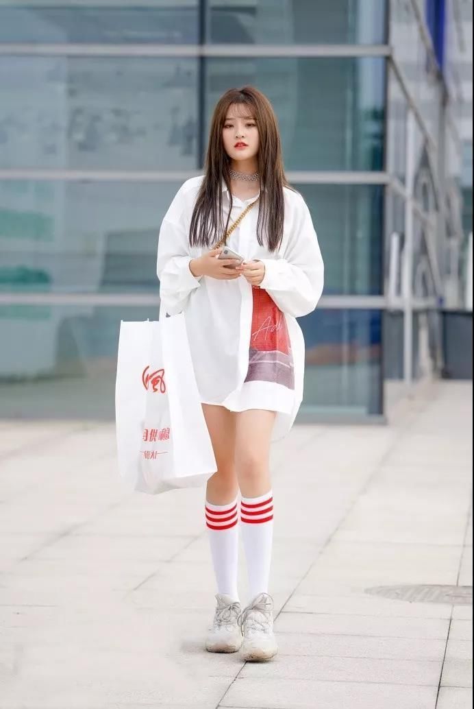 街拍美女：长得性感动人的精致美女们