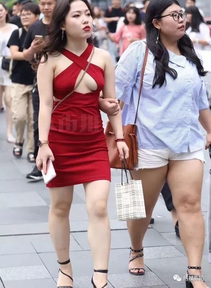 街拍:优点都是要展现出来的，美女的衣服设计真好