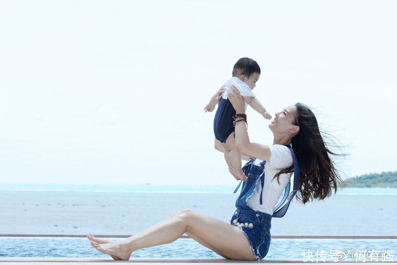 35岁黄圣依厉害了!蓝色牛仔裙上缝裤子,网友:时尚圈的人真难懂