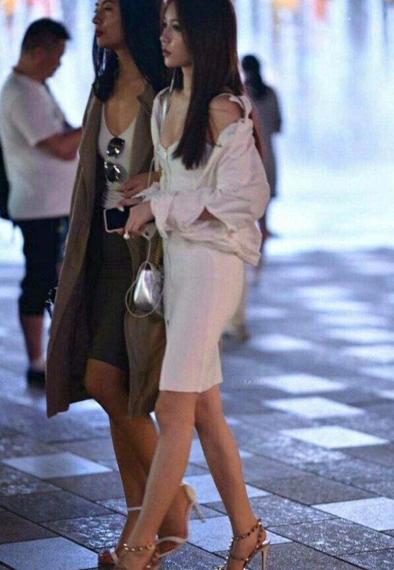 时尚穿着：穿低胸包臀裙的姐妹, 在夜幕下显得十分迷人