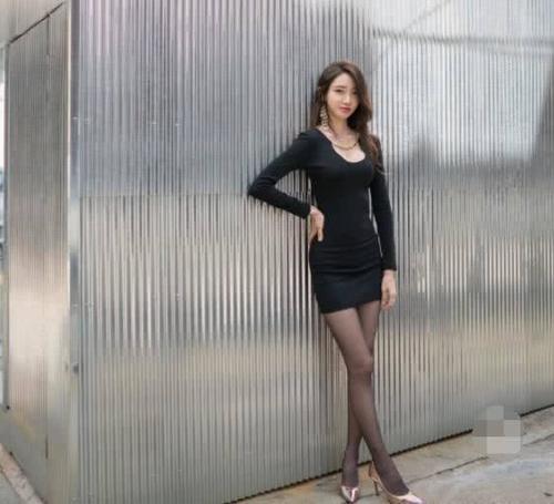 紧身包臀裙:独特魅力的小姐姐,身材曼妙,回头率特别高!