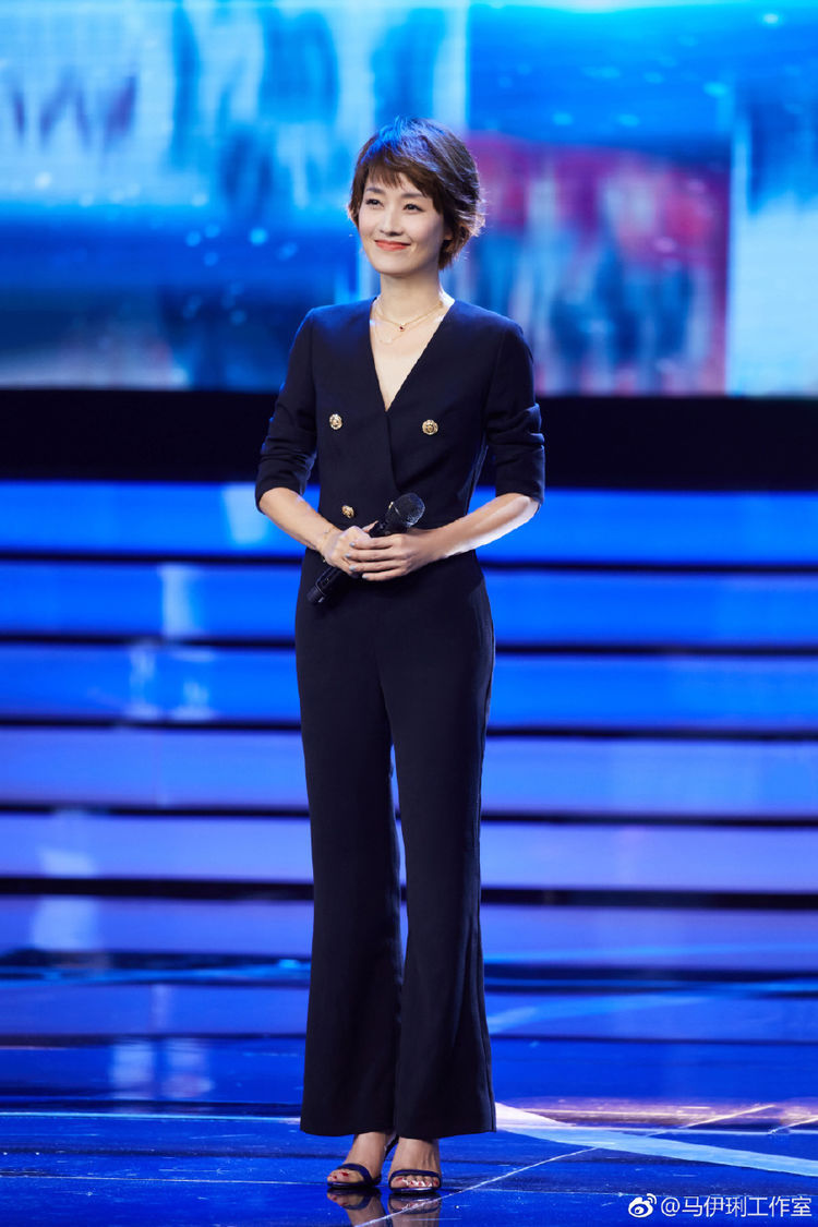 马伊琍身穿露背紧身连衣裙，短发大妈也那么有女人味，真会穿呀！