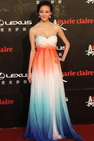 刘雨欣为了美太拼了，抹胸裙明艳动人，网友：上围好抢镜