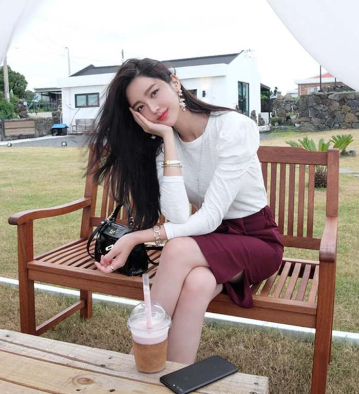 街拍: 性感美女爱穿紧身衣, 好身材非常诱人!