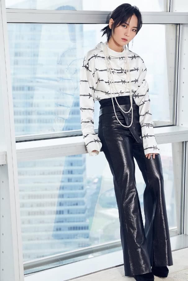 周笔畅把衬衣反着穿舒服吗?搭配高腰黑皮裤，穿出二七分身高比!