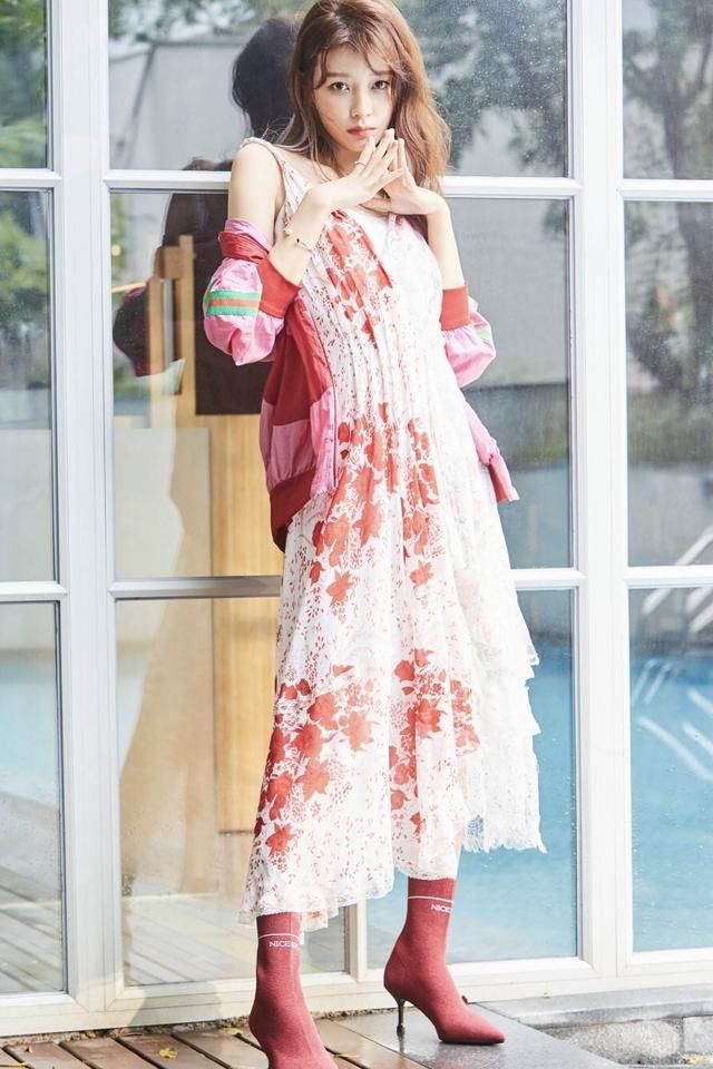 她曾被导演指着鼻子骂,如今收视率过亿,穿搭少女感十足!