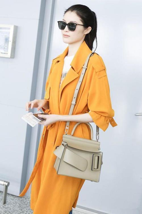 165孙俪和178何穗撞上黄色风衣，身高矮了13cm，气质却一点也没输