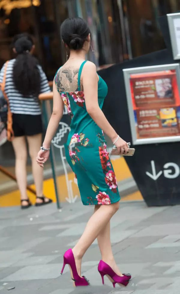 路人街拍:中国风的吊带裙子,尽显小姐姐婀娜多姿的身材