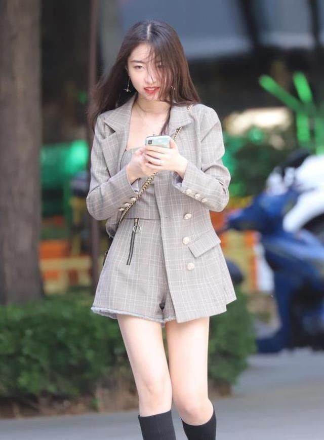  『感觉』街拍：美女贼好看”的穿搭，秒变时尚妖精，养眼好看