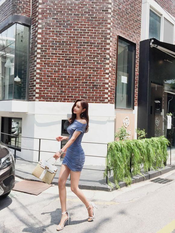 街拍 蓝色紧身裙美女，身材太好了！