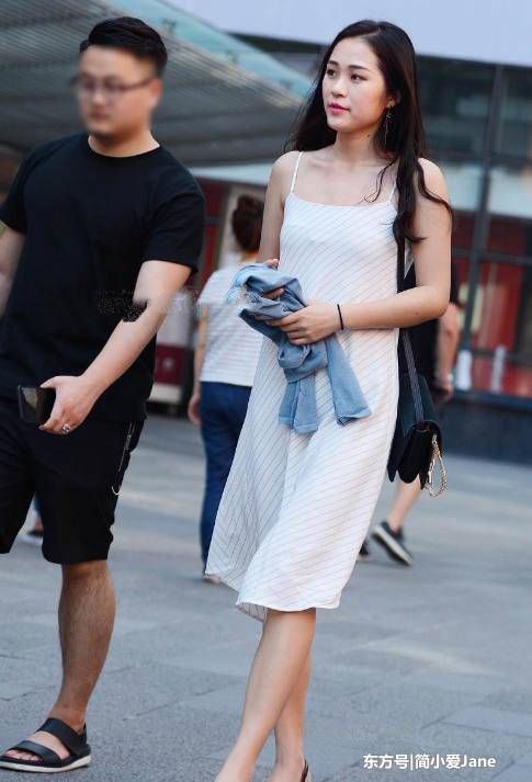 街拍:小姐姐的白色的吊带很迷人,还有穿小黑裙的气质美女!