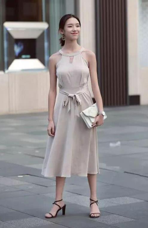  #身材#街拍：身材高挑的小姐姐，黑色连衣裙，非常的显气质