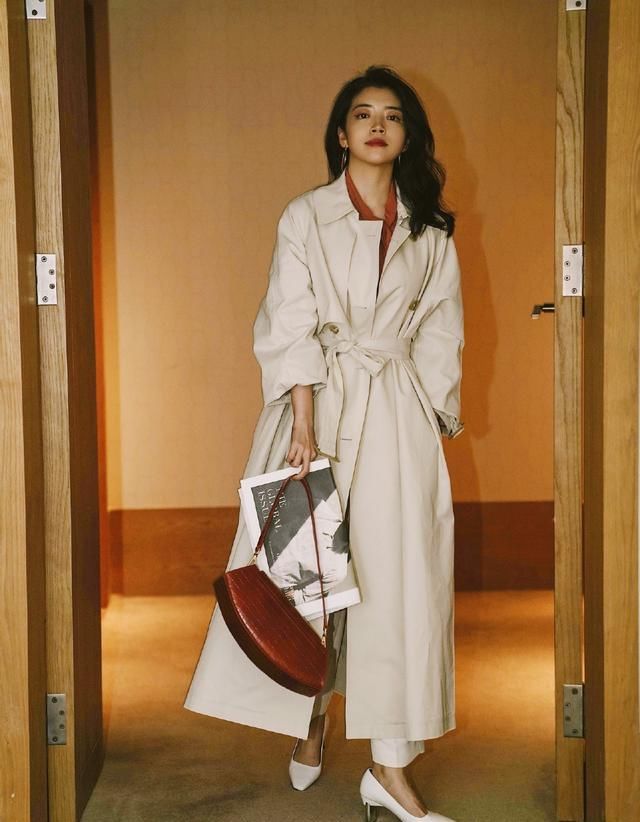 「感觉」三木博主颜值又飙升，穿风大衣裙配搭收腰裤带，霸气又有型