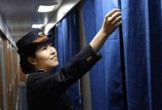 为什么晚上坐火车时,乘务员会将车厢内的窗帘关上看完或能明白！