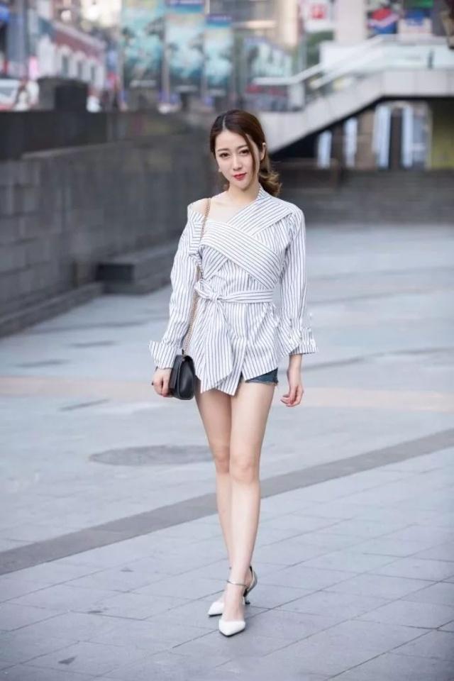 『美女』街拍:清新素雅的美女,淡粉色的裙子柔美大方,展现出你曼妙的好身姿