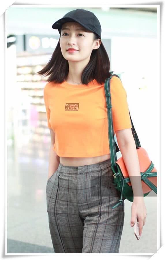 李沁真会“装”,半截短袖+高腰裤,166身高愣是穿出180的大长腿