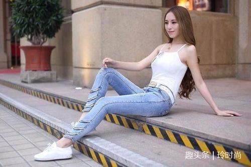 街拍：时尚辣妈，包臀裙完全盖不住丰腴的身材！